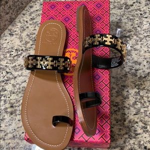 NIB Tory Burch Logo Sandal Black & Gold size 8.5 M